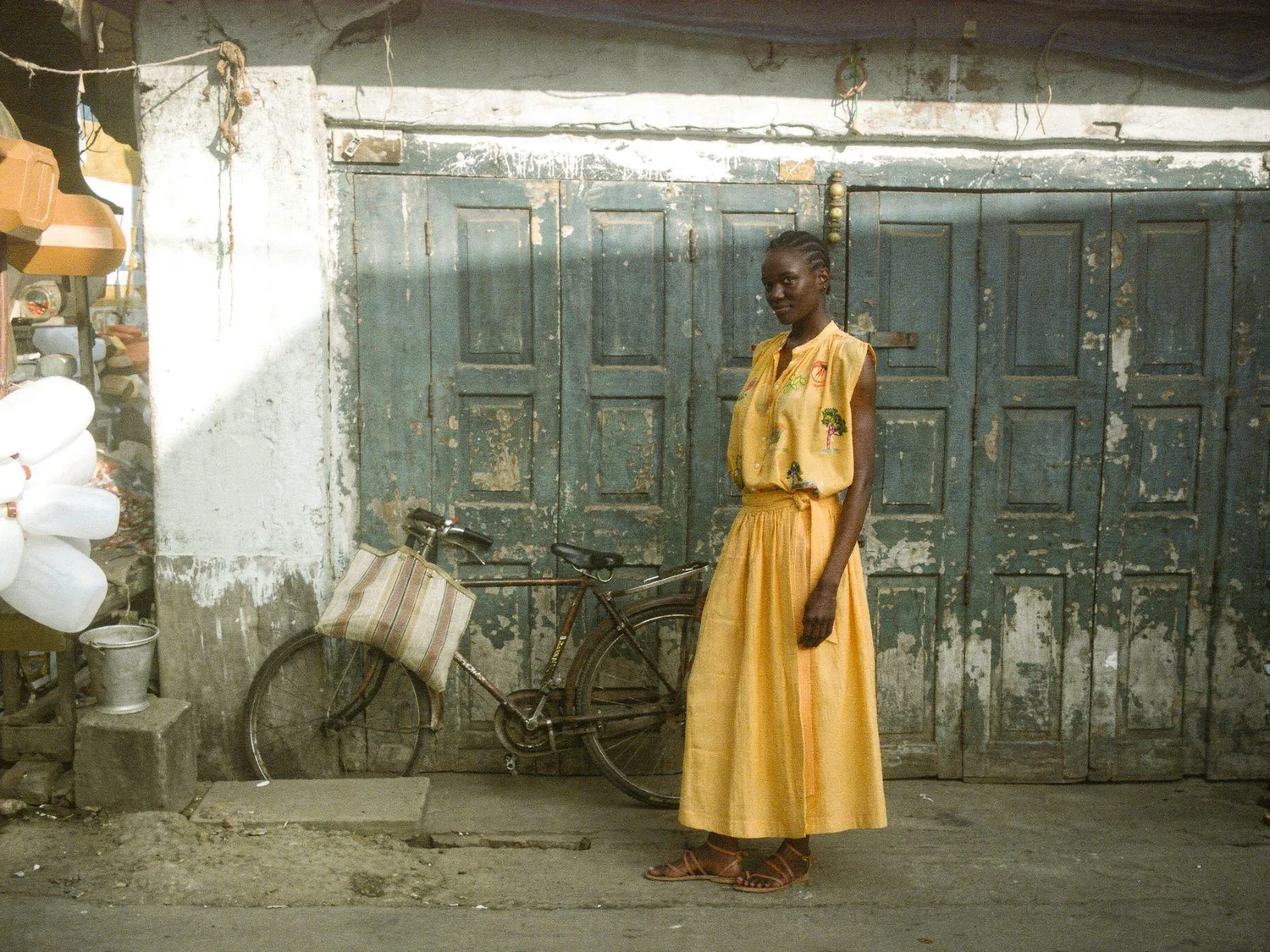 Calcutta, robe jaune devant une porte