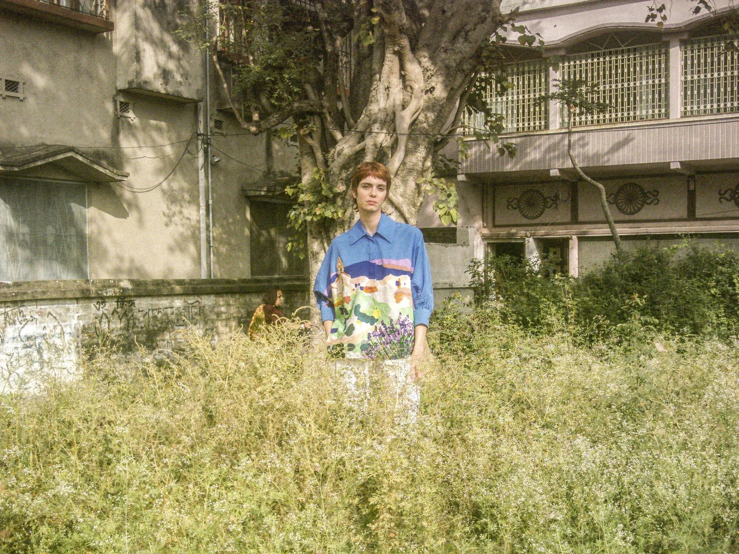 Calcutta, chemise bleue dans les herbes