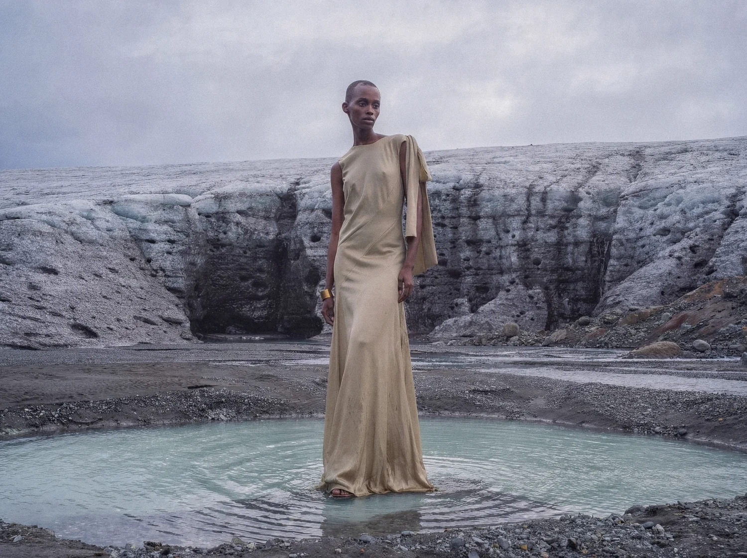 Islande, cratère et robe dorée