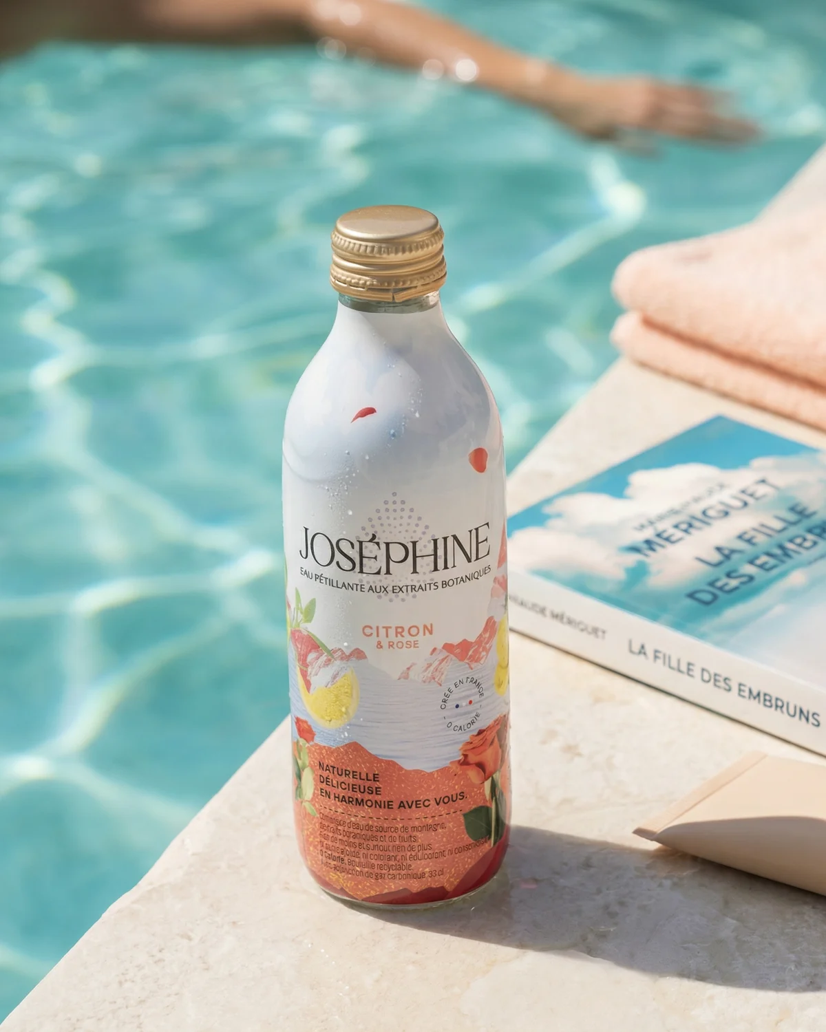 Joséphine Waters, bouteille au bord de la piscine